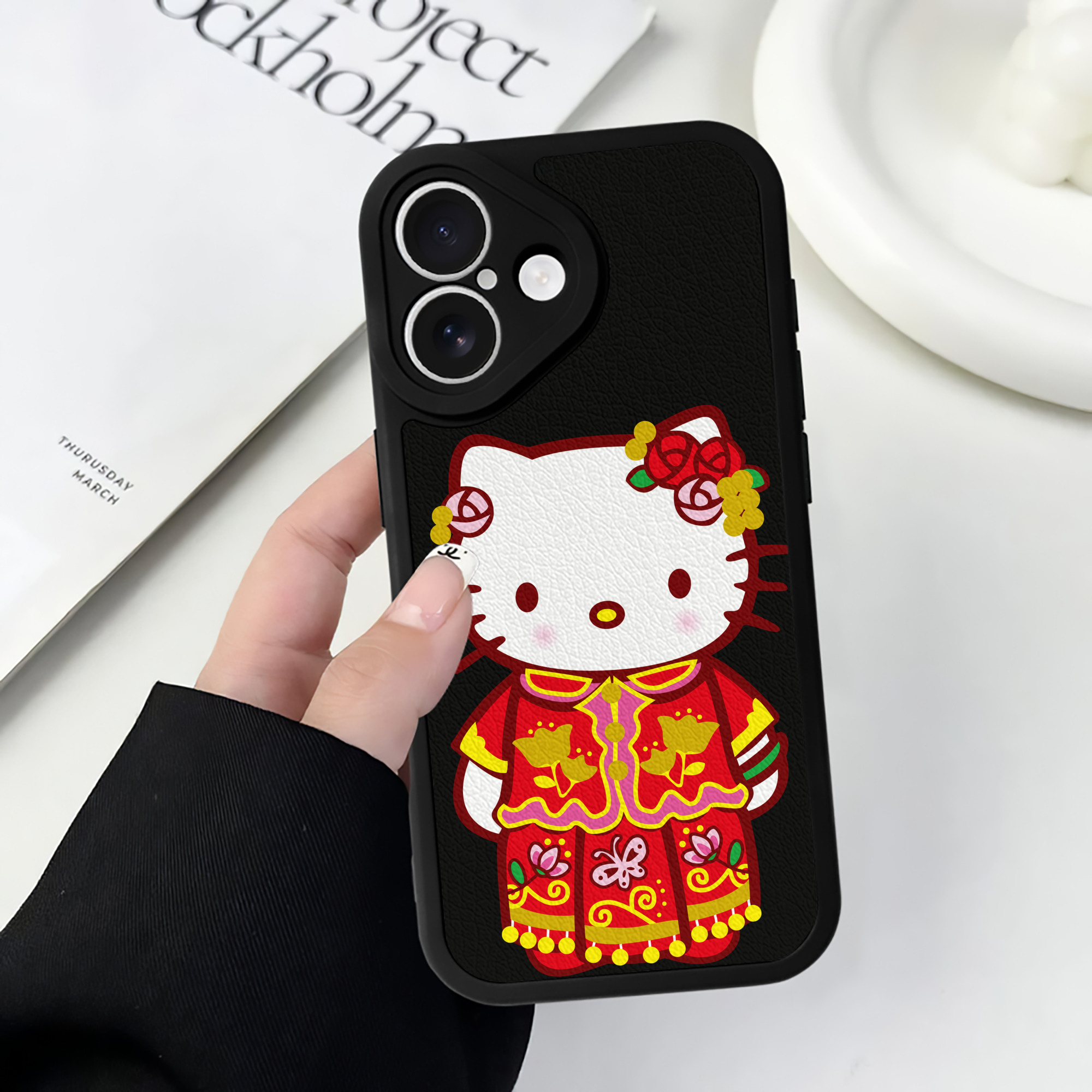 （画像用） Hello Kitty ハローキティ 【iPhone 16シリーズ対応】シリコンスマホケース（レザー調） 材質：シリコン